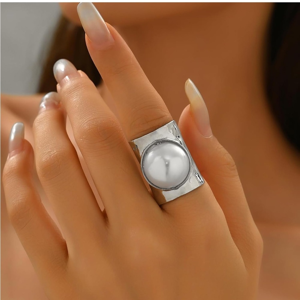 Sculptural Baroque Pearl Signet Ring - Picture 2 of 5